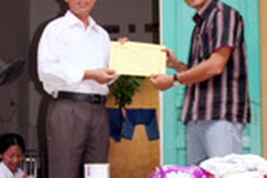 Những tấm lòng nhân ái đến với trẻ sơ sinh bị bỏ rơi 