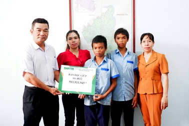 Bạn đọc giúp đỡ hai anh em mồ côi hơn 2 tỷ đồng