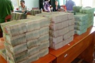 Tạm giữ 2 đối tượng vận chuyển hơn 5 tỉ đồng về Việt Nam