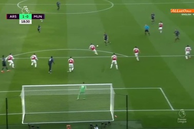 Fred sút bóng đập cột dọc khung thành Arsenal