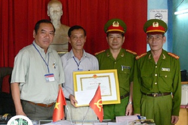 Khen thưởng PCT xã giúp công an truy bắt tội phạm
