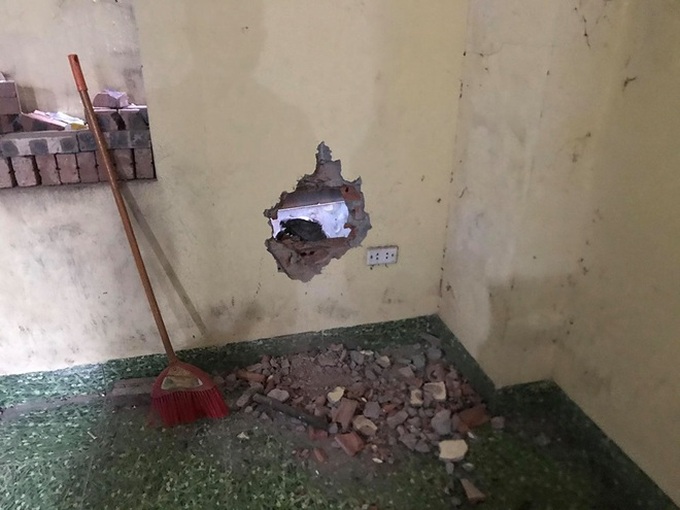 Bé trai sơ sinh bị mẹ bỏ rơi trong khe tường ở Hà Nội sức khỏe tiến triển tốt, có thể xuất viện - Ảnh 2. Bé trai sơ sinh bị mẹ bỏ rơi trong khe tường ở Hà Nội sức khỏe tiến triển tốt, có thể xuất viện - Ảnh 2.