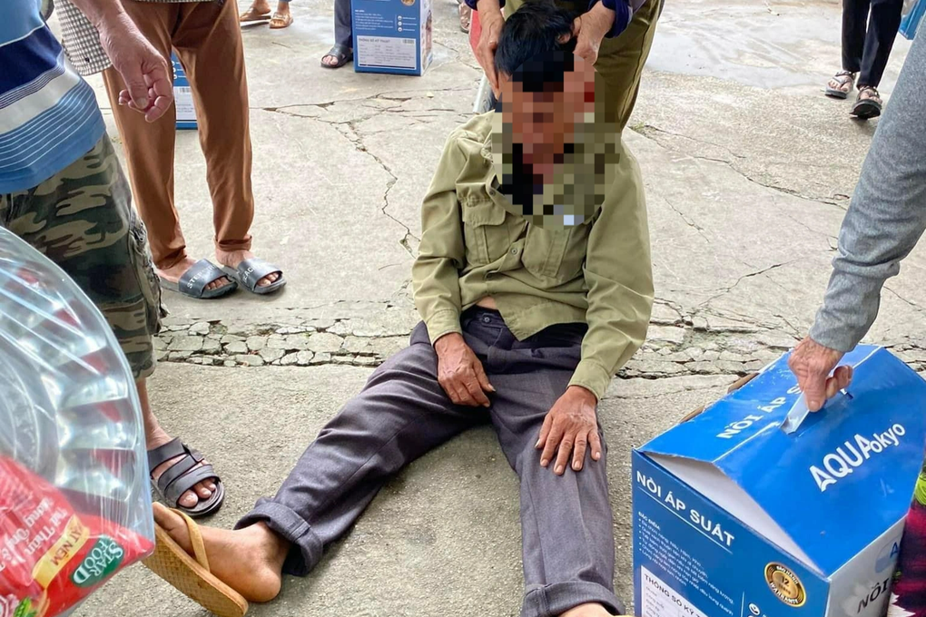 Người đàn ông ngất lịm sau khi mua hàng khuyến mãi - 2 Người đàn ông ngất lịm sau khi mua hàng khuyến mãi - 2