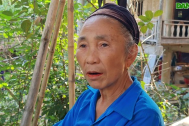 Người dân bản Bủng Xát lo lắng nói về việc núi sụt lún.