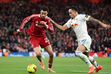 Liverpool bỏ lỡ cơ hội bứt phá trước Chelsea, Man Utd