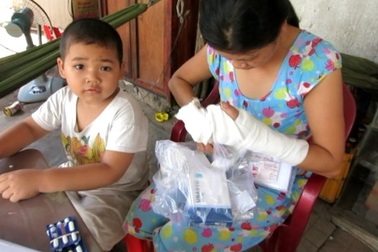 Con bị ung thư, mẹ dập nát tay vì máy ép nước mía