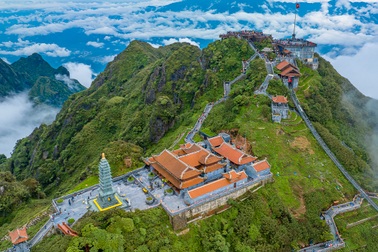 Gần 1.000 tăng ni, phật tử cả nước dự lễ Phật đản tại Fansipan