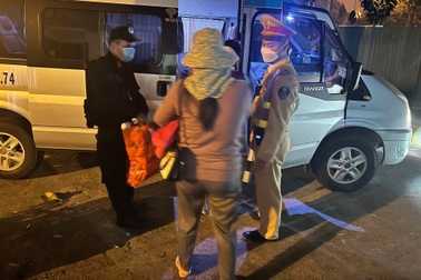 Vợ chồng cùng hai con nhỏ lạc đường khi về quê ăn Tết