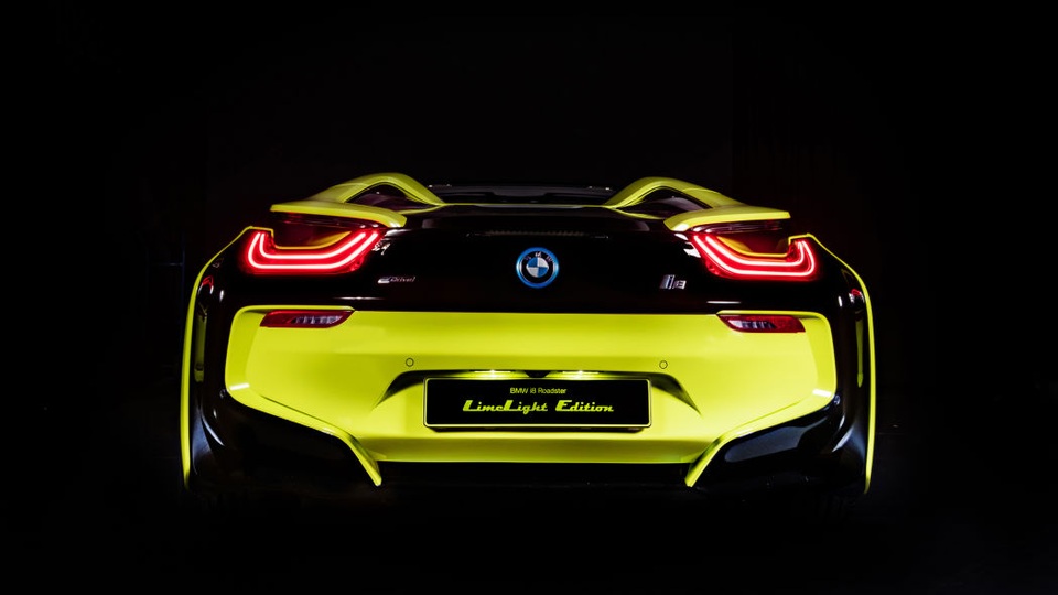 Cận cảnh chiếc BMW i8 Roadster màu xanh neon độc nhất vô nhị - 14 Cận cảnh chiếc BMW i8 Roadster màu xanh neon độc nhất vô nhị - 14