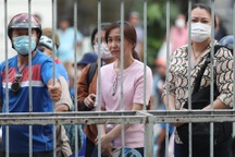 Phụ huynh "đứng ngồi không yên" trước cánh cửa phòng thi THPT 2023