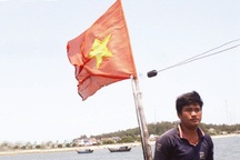 Cờ Tổ quốc tung bay trên biển Hoàng Sa