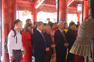 Trường ĐH Thăng Long dâng hương tại Văn Miếu - Quốc Tử Giám nhân kỷ niệm 30 năm thành lập