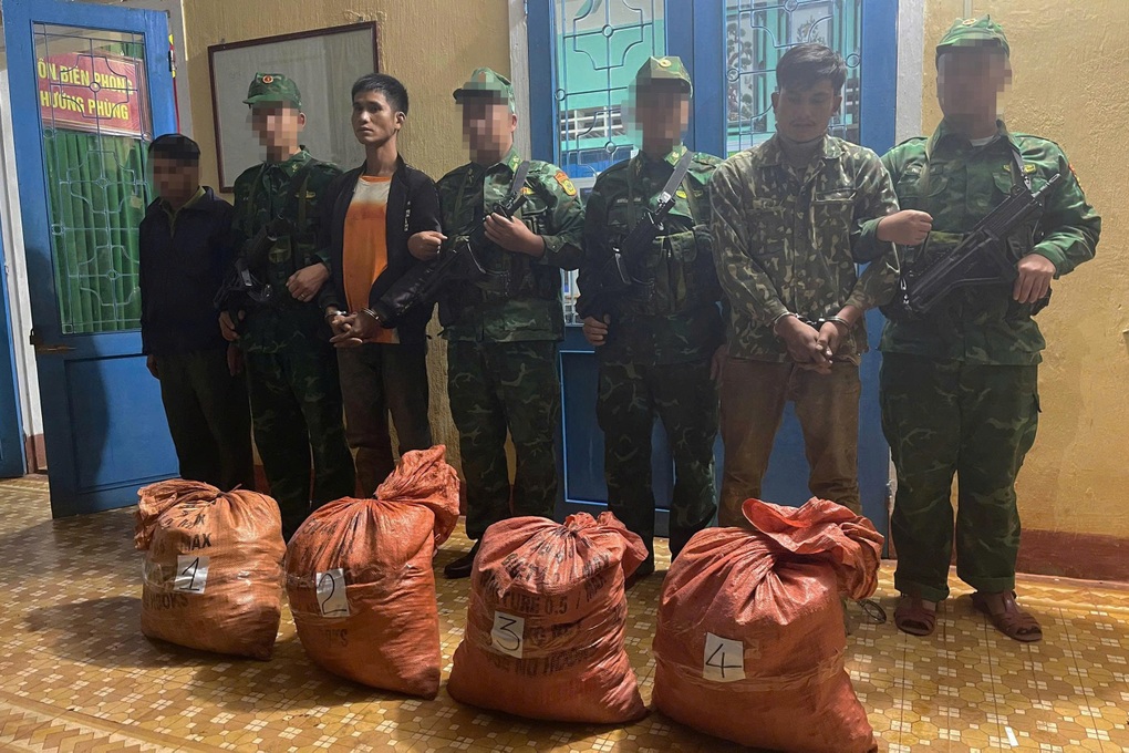 Bắt giữ 2 đối tượng nước ngoài vận chuyển 80kg thuốc nổ qua biên giới - 2 Bắt giữ 2 đối tượng nước ngoài vận chuyển 80kg thuốc nổ qua biên giới - 2