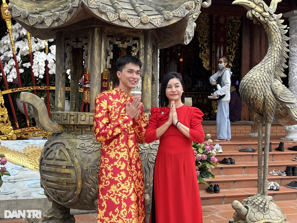 Đền thờ Tổ 100 tỷ đồng của Hoài Linh ra sao trong dịp giỗ Tổ sân khấu? - 5 Đền thờ Tổ 100 tỷ đồng của Hoài Linh ra sao trong dịp giỗ Tổ sân khấu? - 5