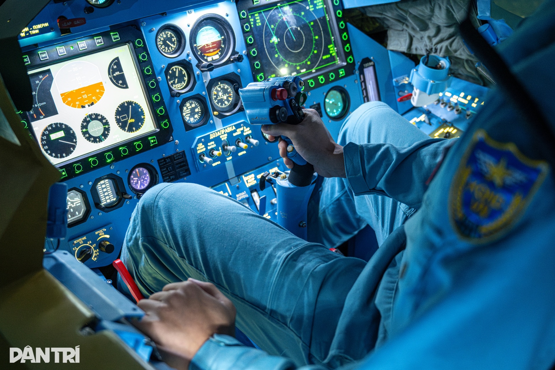 Bên trong buồng tập lái thực tế ảo tiêm kích Su-30MK2 do Việt Nam chế tạo - 6 Bên trong buồng tập lái thực tế ảo tiêm kích Su-30MK2 do Việt Nam chế tạo - 6