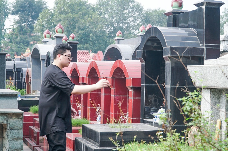 Nhiều người dân đi tảo mộ dịp Tết Thanh minh - 5 Nhiều người dân đi tảo mộ dịp Tết Thanh minh - 5