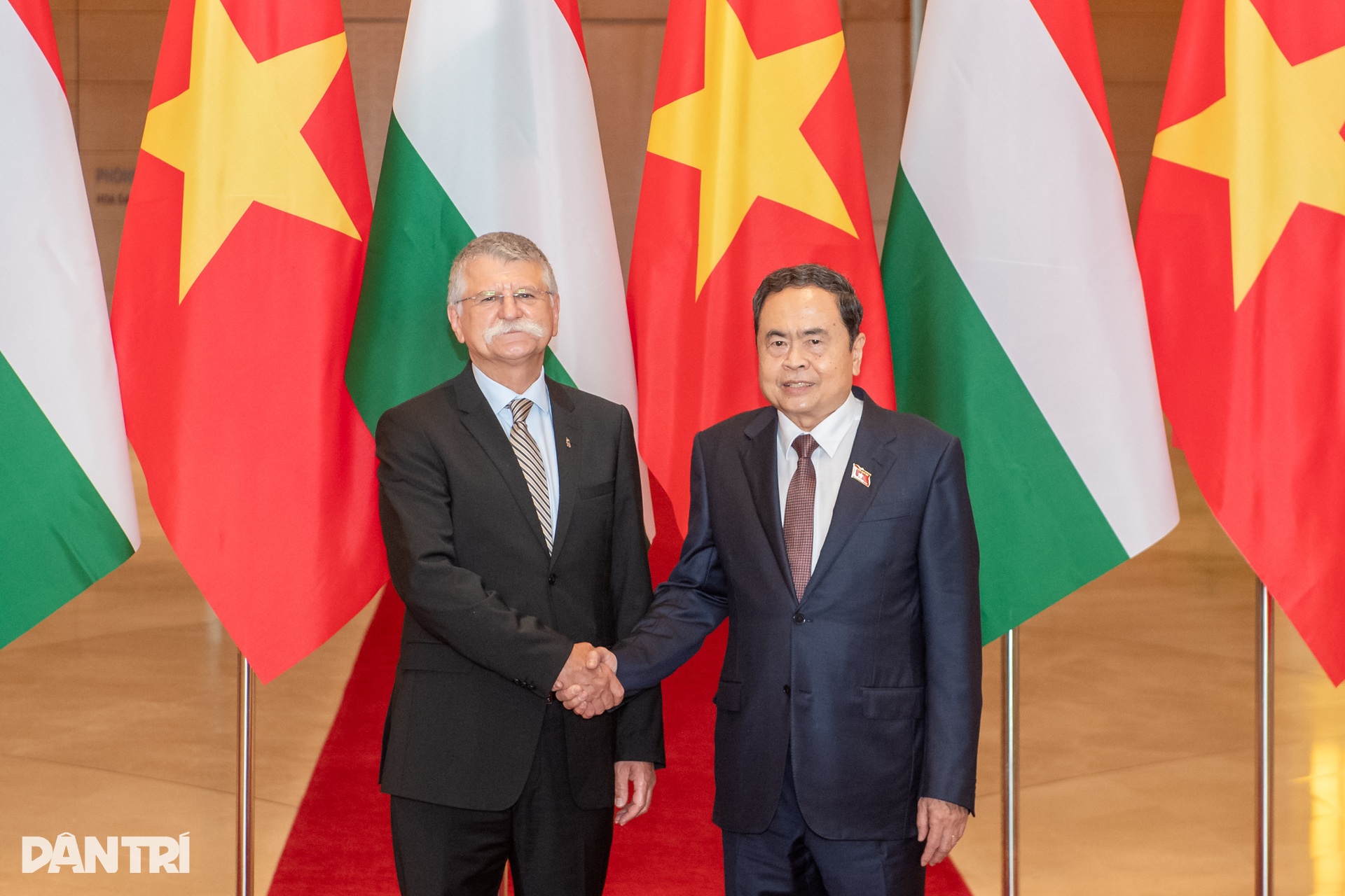 Macaristan Ulusal Meclisi Başkanı Tran Thanh Man, Macaristan Ulusal Meclisi Başkanı'nın karşılama törenine başkanlık etti - 8 Chủ tịch Quốc hội Trần Thanh Mẫn chủ trì lễ đón Chủ tịch Quốc hội Hungary - 8