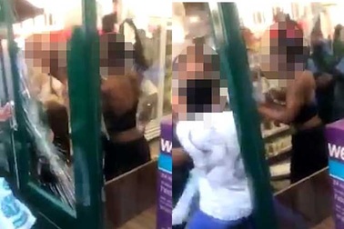 Sốc cảnh 2 thiếu nữ đấm túi bụi nhân viên bán hàng vì bị phát hiện trộm cắp