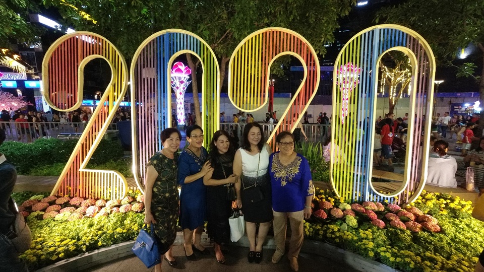 Háo hức chờ mở cửa đường hoa Nguyễn Huệ, khách nước ngoài chuẩn bị áo dài, nón lá trước cả tuần - 16 Háo hức chờ mở cửa đường hoa Nguyễn Huệ, khách nước ngoài chuẩn bị áo dài, nón lá trước cả tuần - 16