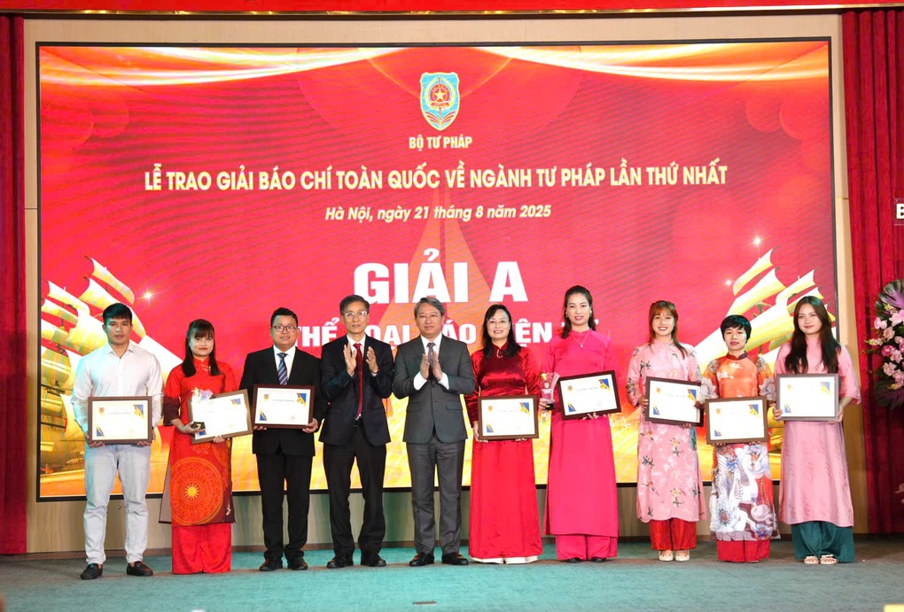 18 tác phẩm được trao Giải Báo chí toàn quốc về ngành Tư pháp - 1 18 tác phẩm được trao Giải Báo chí toàn quốc về ngành Tư pháp - 1