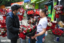 Cửa hàng hoa tươi ở Hà Nội vắng khách, chủ quán than ế ngày lễ tình yêu