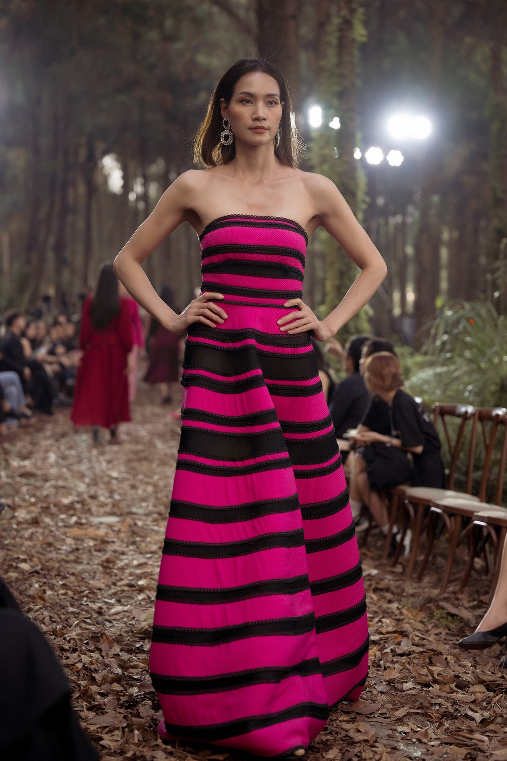 Thanh Hằng xứng danh chị đại với phong thái đỉnh cao khi catwalk trong rừng - 16 Thanh Hằng xứng danh chị đại với phong thái đỉnh cao khi catwalk trong rừng - 16