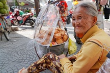 Mẹ 80 tuổi vẫn mưu sinh 16 tiếng mỗi ngày để... đỡ nhớ con