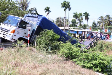 Cầu 8 tấn bị sập xuống sông vì xe tải 24 tấn cố “trèo” qua