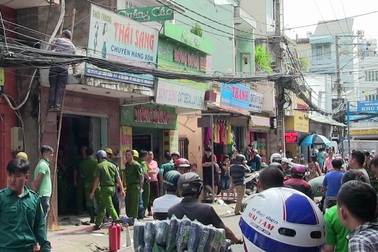 Phá cửa cứu đôi vợ chồng trong cửa hàng thời trang bốc cháy