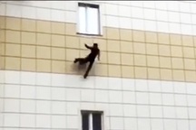 Người dân nhảy lầu thoát thân trong vụ cháy tại Nga