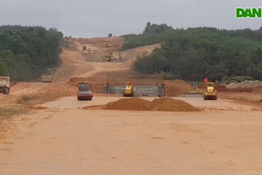 Khẩn trương thi công cao tốc Cam Lộ - La Sơn