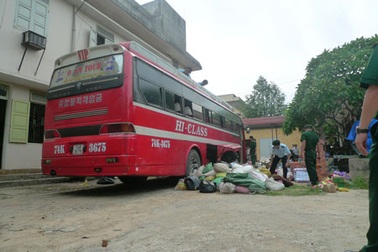 Xe khách bỏ chạy khỏi trạm kiểm soát, tông xe cảnh sát