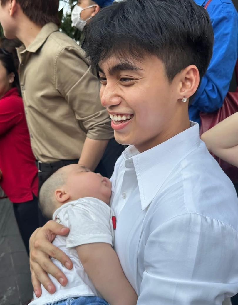 Tuấn Hưng, MONO hòa cùng dòng người xem diễu binh, còn bế con giúp khán giả - 1