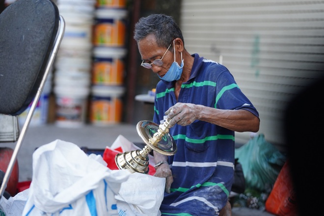 Đệ nhất cao thủ đánh bóng lư đồng Sài Gòn - 7 Đệ nhất cao thủ đánh bóng lư đồng Sài Gòn - 7