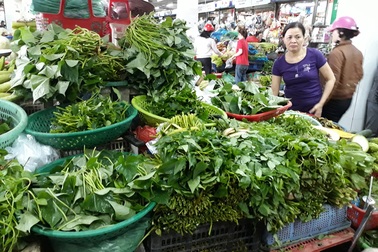 Đà Nẵng: Mưa lớn kéo dài, giá rau xanh tăng chóng mặt