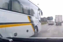 Nổi bật tuần qua: Xe khách vượt ẩu suýt đối đầu xe bồn chở xăng