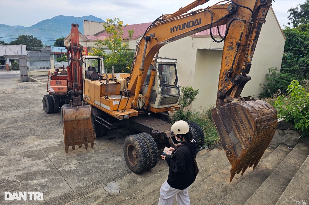 Tịch thu 2 máy múc khai thác cát trái phép ở Khánh Hòa - 1 Tịch thu 2 máy múc khai thác cát trái phép ở Khánh Hòa - 1