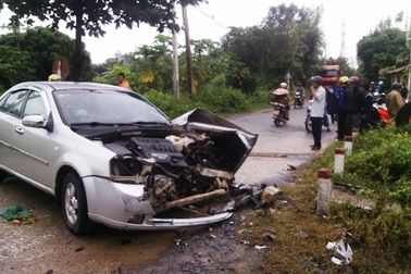 Thiếu quan sát, ô tô đâm thẳng vào tàu hỏa