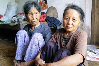 Thương bà cụ 73 tuổi nuôi chị 88 tuổi trong mù lòa đau yếu, bệnh tật