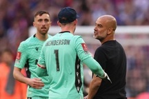 HLV Pep Guardiola chỉ trích Crystal Palace câu giờ ở chung kết FA Cup