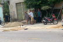 Đâm chết con nợ rồi cầm dao cố thủ trong nhà