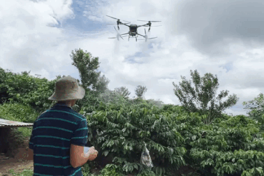 Nông dân chi hàng trăm triệu đồng mua “máy bay” để làm vườn