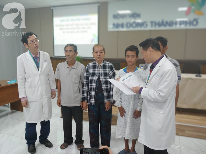 Ước mơ của bé trai bị máy cắt lúa đâm xuyên bụng khi đi làm nuôi cha tâm thần: Con muốn được đi học - Ảnh 6. Ước mơ của bé trai bị máy cắt lúa đâm xuyên bụng khi đi làm nuôi cha tâm thần: Con muốn được đi học - Ảnh 6.