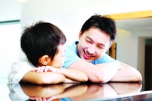 Đi họp lớp với vợ, tôi sợ hãi khi thấy một cậu bạn rất giống con trai mình