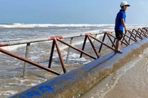 Suốt 9 tháng chưa xử lý vật thể lạ dài 20m trôi dạt vào bờ biển