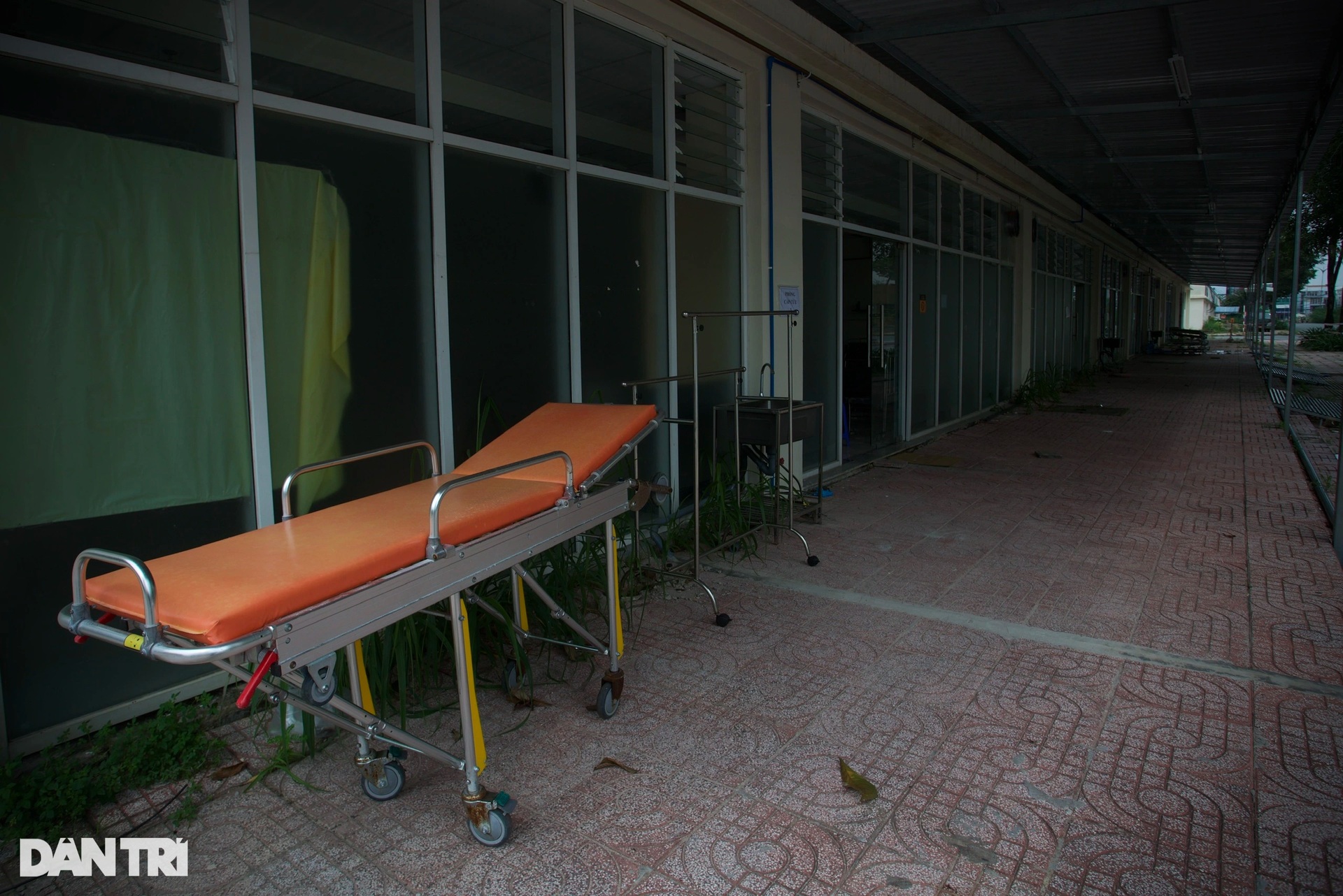 Máy thở, bình oxy xếp đầy kho bệnh viện dã chiến vì hết bệnh nhân cấp cứu - 7