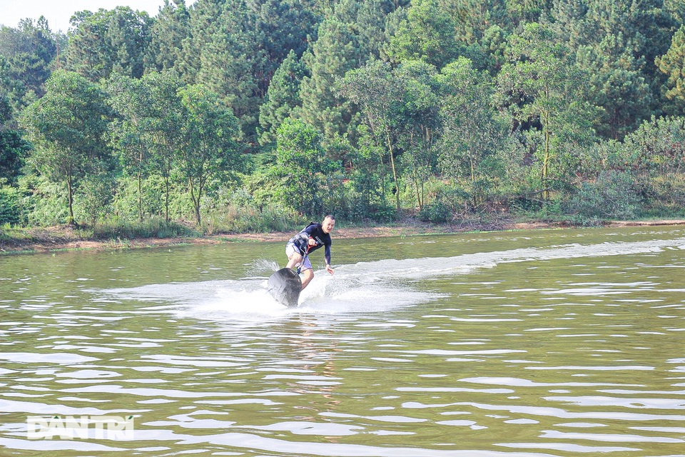 Người đàn ông Hà Nội lượn ván phản lực giá gấp rưỡi chiếc SH giữa hồ - 6 Người đàn ông Hà Nội lượn ván phản lực giá gấp rưỡi chiếc SH giữa hồ - 6