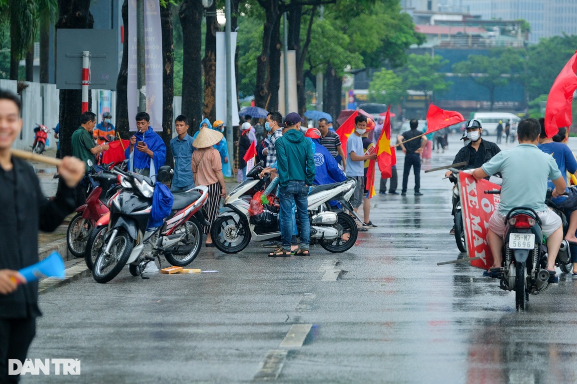 Vé trận chung kết giảm sâu, phe đội mưa đi xả hàng - 1 Vé trận chung kết giảm sâu, phe đội mưa đi xả hàng - 1