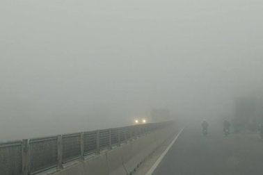 Sương mù dày đặc “nuốt chửng” xứ Nghệ