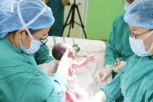 TPHCM: Cân não đổi tư thế thai nhi, cứu em bé nguy cơ tử vong trong bụng mẹ